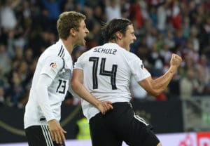 Deutschlands Verteidiger und Debütant Nico Schulz (R) feiert seinen Treffer zum 2-1während dem Freundschaftsspiel zwischen Peru und Deutschland am 9. September 2018, in der Rhein-Neckar-Arena in Sinsheim. / AFP PHOTO / THOMAS KIENZLE /