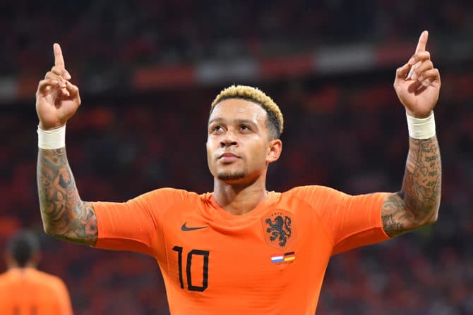 Hollands Stürmer Memphis Depay feiert sein Tor gegen die deutsche Nationalmannschaft in der UEFA Nations League. Spiel Deutschland - Holland am 13. Oktober 2018 in der Johan Crujiff ArenA in Amsterdam. (Photo by EMMANUEL DUNAND / AFP)