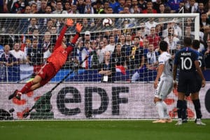 Deutschlands Manuel Neuer bei einer Parade während des UEFA Nations League Spiels zwischen Frankreich und Deutschland im Stade de France in Saint-Denis am 15 Oktober 2018. (Photo by Anne-Christine POUJOULAT / AFP)