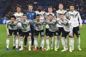 Die deutsche Startaufstellung gegen Holland in Gelsenkirchen am 19. November 12018. (Photo by Patrik STOLLARZ / AFP)