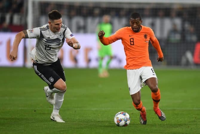 Hollands Mittelfeldspieler Georginio Wijnaldum und Deutschlands Verteidiger Niklas Süle im Zweikampf im UEFA Nations League Spiel Deutschland gegen Holland in Gelsenkirchen am 19. November 2018. (Photo by Patrik STOLLARZ / AFP)