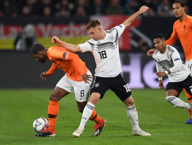 Hollands Offensivmann Georginio Wijnaldum und Deutschlands Joshua Kimmich im Zweikampf beim UEFA Nations League Spiel Deutschland - Holland in Gelsenkirchen am 19. November 2018. (Photo by Patrik STOLLARZ / AFP)