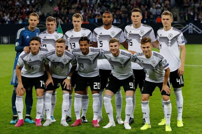 Die deutsche Aufstellung gegen die Niederlande: Manuel Neuer, Toni Kroos, Lukas Klostermann, Jonathan Tah, Niklas Suele ,Matthias Ginter (vorne), Nico Schulz, Marco Reus, Serge Gnabry, Timo Werner und Joshua Kimmichbeim UEFA Euro 2020 Group C in Hamburg, northern Germany am 6. September 2019. (Photo by Odd ANDERSEN / AFP)