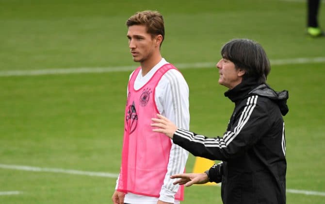 Der Bundestrainer beim Training, hier mit Niklas Stark im Oktober 2019 (Ina FASSBENDER / AFP)