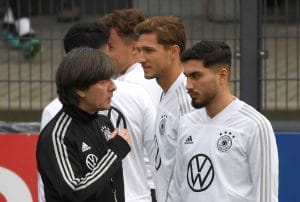 Suat Serdar (rechts) mit Bundestrainer Jogi Löw nach seiner 1.Berufung in die A-Nationalmannschaft im Oktober 2019. Ebenso zu sehen ist Niklas Stark (Mitte). (Foto Ina FASSBENDER / AFP)