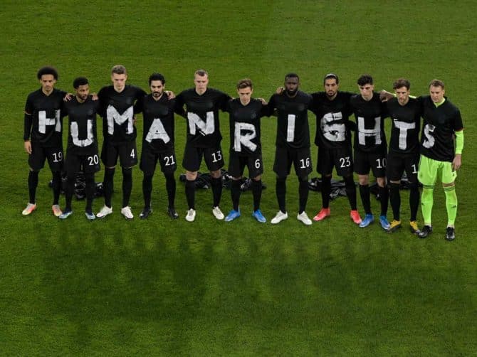 Die deutschen Fußballnationalspieler senden ein Signal nach Katar! Human Rights!  (AFP foto Tobias SCHWARZ)