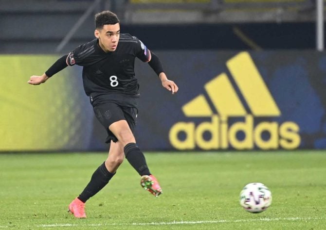 Jamal Musiala mit der Nummer 8 im neuen DFB Away Trikot (AFP Foto)