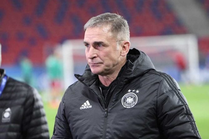 Der türkische Trainer Stefan Kuntz: Die Türkei mit dem deutschen Trainer Stefan Kuntz benötigt einen Sieg gegen Montenegro und einen Sieg Norwegens, um an der Niederlande vorbeizukommen. ATTILA KISBENEDEK / AFP