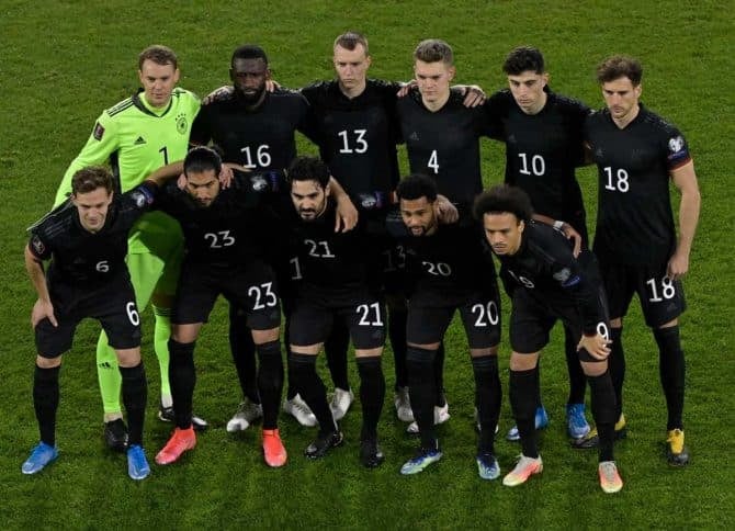 Die deutschen Spieler posieren für ein Gruppenfoto vor dem Fußball-Qualifikationsspiel Deutschland gegen Island für die FIFA Fussball-Weltmeisterschaft Katar 2022 in Duisburg, Westdeutschland, am 25. März 2021. (Photo by Tobias SCHWARZ / various sources / AFP)