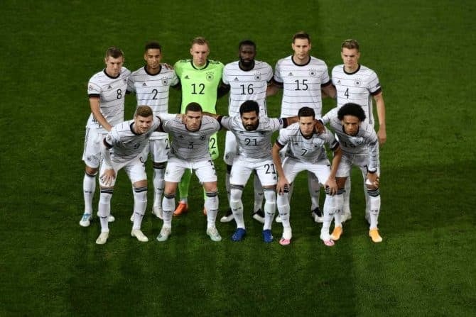 Die deutschen Spieler posieren für ein Mannschaftsfoto vor dem Fußballspiel der UEFA Nations League, Liga A, Tag 2, Gruppe 4 zwischen der Schweiz und Deutschland im St. Jakob-Park in Basel, am 6. September 2020. (Photo by Fabrice COFFRINI / AFP)