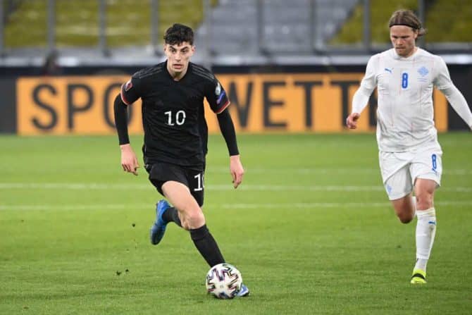 Deutschlands Mittelfeldspieler Kai Havertz (L) kontrolliert den Ball während des Fußball-Qualifikationsspiels Deutschland gegen Island für die FIFA Fussball-Weltmeisterschaft Katar 2022 in Duisburg, Westdeutschland, am 25. März 2021. (Foto: Ina Fassbender / AFP)