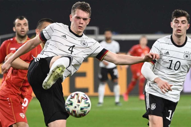 Deutschlands Verteidiger Matthias Ginter kickt den Ball während des Fußball-Qualifikationsspiels Deutschland gegen Nordmazedonien bei der FIFA Fussball-Weltmeisterschaft Katar 2022 in Duisburg, Westdeutschland, am 31. März 2021. (Foto: Ina Fassbender / AFP)