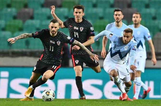 Kroatiens Marcelo Brozovic (L) und Sloweniens Sandi Lovric kämpfen um den Ball während des Fußballspiels der Gruppe H der FIFA Fussball-Weltmeisterschaft Katar 2022 zwischen Slowenien und Kroatien im Stozice-Stadion in Ljubljana, Slowenien, am 24. März 2021. (Photo by JOE KLAMAR / AFP)