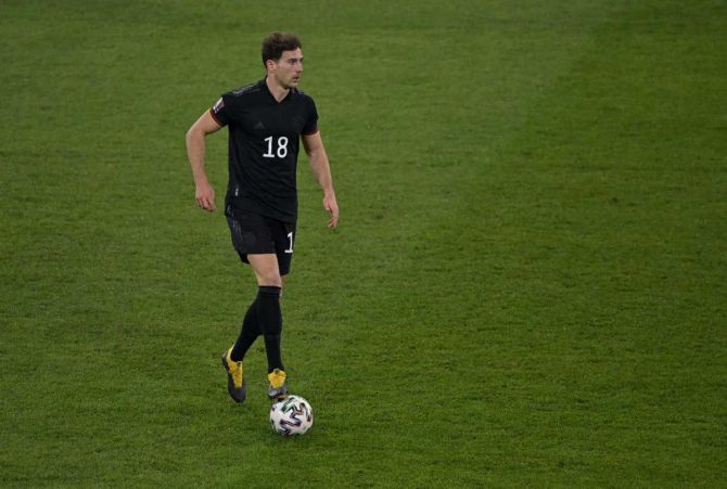 Leon Goretzka im neuen DFB Away Trikot 2021 im März 2021. (Foto AFP)