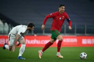 Portugals Stürmer Cristiano Ronaldo steigt heute als Titelverteidiger ins Turnier ein. (Photo by Marco BERTORELLO / AFP)