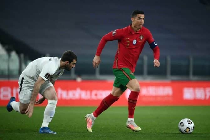 Portugals Stürmer Cristiano Ronaldo steigt heute als Titelverteidiger ins Turnier ein. (Photo by Marco BERTORELLO / AFP)