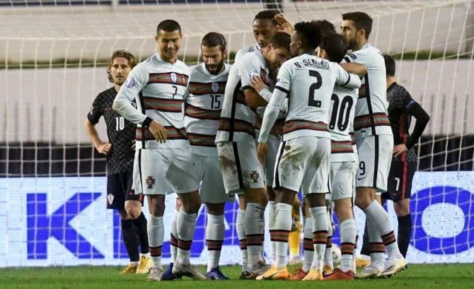 Portugals Spieler feiern nach dem dritten Tor ihrer Mannschaft während des Fußballspiels der UEFA Nations League A Gruppe 3 zwischen Kroatien und Portugal im Poljud-Stadion in Split, am 17. November 2020. (Photo by Denis LOVROVIC / AFP)