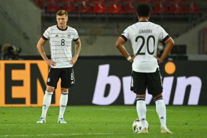 Deutschlands Mittelfeldspieler Toni Kroos (L) und Deutschlands Mittelfeldspieler Serge Gnabry reagieren nach einem Gegentreffer während des UEFA-Nations-League-Fußballspiels Deutschland gegen die Schweiz in Köln, am 13. Oktober 2020. (Foto: Ina Fassbender / AFP)