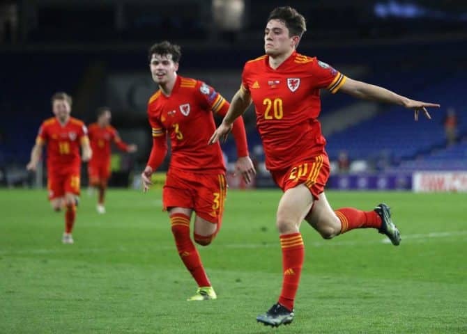 Wales' Mittelfeldspieler Daniel James feiert den Führungstreffer während des Fußball-Qualifikationsspiels zur FIFA Fussball-Weltmeisterschaft Katar 2022 zwischen Wales und der Tschechischen Republik im Cardiff City Stadium in Cardiff am 30. März 2021.(Photo by Geoff Caddick / AFP)