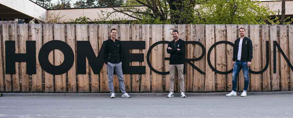 DFB Manager Bierhoff, Adidas-Chef Rorstet und DFB-Kapitän Neuer vor dem Base Camp in Herzogenaurach (Foto DFB) 