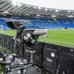 Fußball schauen im TV zur Fußball EM 2021 (Photo by Alberto PIZZOLI / AFP)