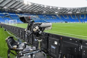 Fußball schauen im TV zur Fußball EM 2021 (Photo by Alberto PIZZOLI / AFP)