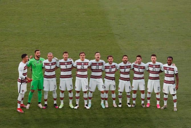 Portugals Spieler hören ihre Nationalhymne vor dem Fußball-Achtelfinalspiel der UEFA EURO 2020 zwischen Belgien und Portugal im La Cartuja Stadion in Sevilla am 27. Juni 2021. (Foto: Jose Manuel Vidal / POOL / AFP)