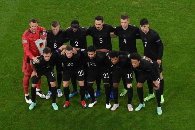 Deutschland gegen England - schwarze DFB-Trikots, Verlängerung, Elfmeterschießen & die nächsten Gegner: Die deutschen Spieler posieren für das Mannschaftsfoto vor dem Fußballspiel der UEFA EURO 2020 Gruppe F zwischen Deutschland und Ungarn in der Allianz Arena in München am 23. Juni 2021. (Foto: Matthias Hangst / POOL / AFP)