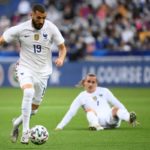 Griezmann auf dem Boden, Frankreichs Stürmer Karim Benzema (L) während des Freundschaftsspiels Frankreich gegen Bulgarien im Vorfeld der Euro 2020 im Stade De France in Saint-Denis, am Stadtrand von Paris, am 8. Juni 2021. FRANCK FIFE / AFP