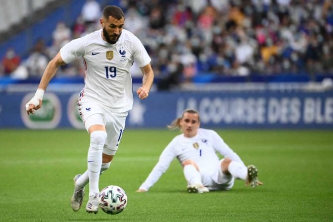 Griezmann auf dem Boden, Frankreichs Stürmer Karim Benzema (L) während des Freundschaftsspiels Frankreich gegen Bulgarien im Vorfeld der Euro 2020 im Stade De France in Saint-Denis, am Stadtrand von Paris, am 8. Juni 2021. FRANCK FIFE / AFP