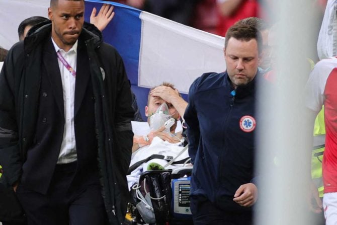 Dänemarks Mittelfeldspieler Christian Eriksen (C) wird evakuiert, nachdem er während des Fußballspiels der UEFA EURO 2020 Gruppe B zwischen Dänemark und Finnland im Parken-Stadion in Kopenhagen am 12. Juni 2021 auf dem Spielfeld zusammengebrochen ist. Friedemann Vogel / AFP / POOL
