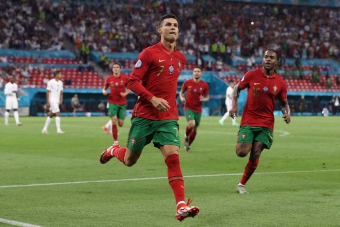 Portugals Stürmer Cristiano Ronaldo jubelt nach seinem zweiten Elfmetertreffer während des Fußballspiels der UEFA EURO 2020 Gruppe F zwischen Portugal und Frankreich in der Puskas Arena in Budapest am 23. Juni 2021. (Foto: BERNADETT SZABO / POOL / AFP)