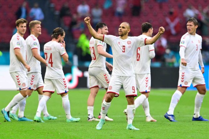 Dänemarks Stürmer Martin Braithwaite (C) und seine Mannschaftskameraden feiern mit den Fans am Ende des UEFA EURO 2020-Achtelfinalspiels zwischen Wales und Dänemark in der Johan Cruyff Arena in Amsterdam am 26. Juni 2021. (Foto: Olaf Kraak / POOL / AFP)