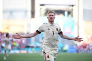 Belgiens Mittelfeldspieler Kevin De Bruyne jubelt nach seinem zweiten Treffer während des Fußballspiels der UEFA EURO 2020 Gruppe B zwischen Dänemark und Belgien im Parken-Stadion in Kopenhagen am 17. Juni 2021. (Foto: Stuart Franklin / POOL / AFP)