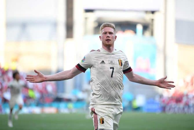 Belgiens Mittelfeldspieler Kevin De Bruyne jubelt nach seinem zweiten Treffer während des Fußballspiels der UEFA EURO 2020 Gruppe B zwischen Dänemark und Belgien im Parken-Stadion in Kopenhagen am 17. Juni 2021. (Foto: Stuart Franklin / POOL / AFP)