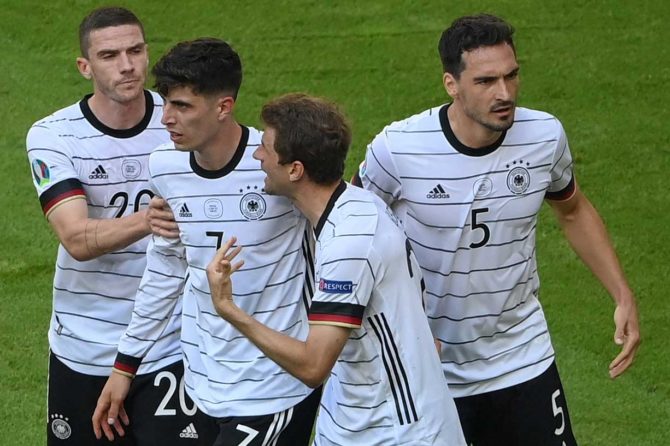 Deutschlands Verteidiger Robin Gosens (L), Deutschlands Stürmer Kai Havertz (2L), Deutschlands Stürmer Thomas Müller (2R) und Deutschlands Verteidiger Mats Hummels (R) feiern ihr erstes Tor während des Fußballspiels der UEFA EURO 2020 Gruppe F zwischen Portugal und Deutschland in der Allianz Arena in München am 19. Juni 2021. Matthias Hangst / AFP / POOL