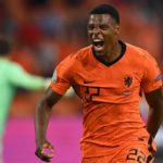 Der niederländische Verteidiger Denzel Dumfries feiert den zweiten Treffer seiner Mannschaft während des Fußballspiels der UEFA EURO 2020 Gruppe C zwischen den Niederlanden und Österreich in der Johan Cruyff Arena in Amsterdam am 17. Juni 2021. JOHN THYS / POOL / AFP