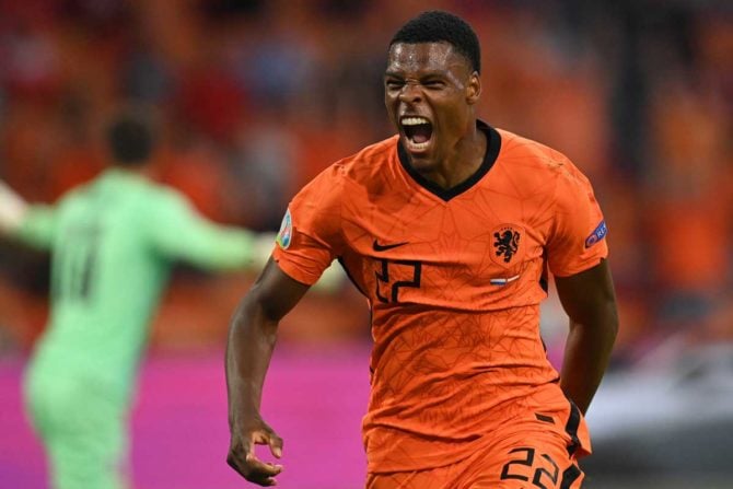 Der niederländische Verteidiger Denzel Dumfries feiert den zweiten Treffer seiner Mannschaft während des Fußballspiels der UEFA EURO 2020 Gruppe C zwischen den Niederlanden und Österreich in der Johan Cruyff Arena in Amsterdam am 17. Juni 2021. JOHN THYS / POOL / AFP