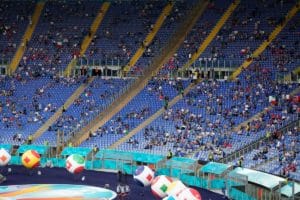 Fans sitzen auf den Tribünen und halten sozialen Abstand vor dem Beginn des Fußballspiels der UEFA EURO 2020 Gruppe A zwischen der Türkei und Italien im Olympiastadion in Rom am 11. Juni 2021. Andrew Medichini / POOL / AFP