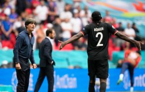 Antonio Rüdiger mit Joachim Löw gegen England im Wembley Stadium in London am 29.Juni 2021. (Photo by Frank Augstein / POOL / AFP)