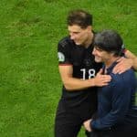 Bundestrainer Joachim Löw (R) und Deutschlands Mittelfeldspieler Leon Goretzka feiern nach dem Fußballspiel der UEFA EURO 2020 Gruppe F zwischen Deutschland und Ungarn am 23. Juni 2021 in der Allianz Arena in München. (Foto: Matthias Hangst / POOL / AFP)