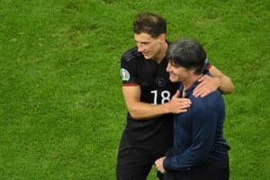 Bundestrainer Joachim Löw (R) und Deutschlands Mittelfeldspieler Leon Goretzka feiern nach dem Fußballspiel der UEFA EURO 2020 Gruppe F zwischen Deutschland und Ungarn am 23. Juni 2021 in der Allianz Arena in München. (Foto: Matthias Hangst / POOL / AFP)