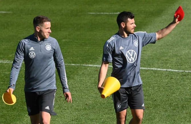 Deutschlands Verteidiger Christian Günter (L) und Mittelfeldspieler Kevin Volland (R) verlassen das Spielfeld nach einer Trainingseinheit am 28. Mai 2021 in Seefeld, Österreich, wo sie an einem Trainingslager im Vorfeld der Fußball-Europameisterschaft 2020-2021 teilnehmen. Die Europameisterschaft, die aufgrund der Coronavirus-Pandemie vom letzten Jahr verschoben wurde, soll zwischen dem 11. Juni und 11. Juli 2021 auf dem gesamten Kontinent stattfinden. Christof STACHE / AFP