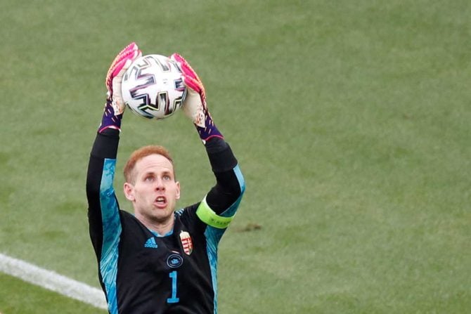 Ungarns Torhüter Peter Gulacsi fängt den Ball während des Fußballspiels der UEFA EURO 2020 Gruppe F zwischen Ungarn und Frankreich in der Puskas Arena in Budapest am 19. Juni 2021. (Foto von Laszlo Balogh / POOL / AFP)