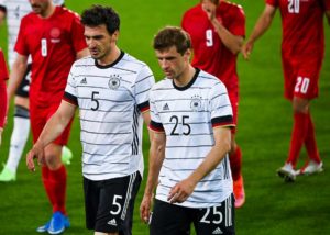 Deutschlands Verteidiger Mats Hummels (Mitte, L) und Deutschlands Stürmer Thomas Müller (Mitte, R) gehen während des Fußball-Freundschaftsspiels Deutschland gegen Dänemark in Innsbruck, Österreich, am 2. Juni 2021 in Vorbereitung auf die UEFA-Europameisterschaft in die Halbzeitpause. Federico Gambarini / POOL / AFP