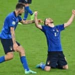 Italiens Verteidiger Francesco Acerbi (L) und Italiens Mittelfeldspieler Jorginho feiern nach der Verlängerung im Fußball-Achtelfinalspiel der UEFA EURO 2020 zwischen Italien und Österreich im Wembley-Stadion in London am 26. Juni 2021. (Foto: JUSTIN TALLIS / POOL / AFP)