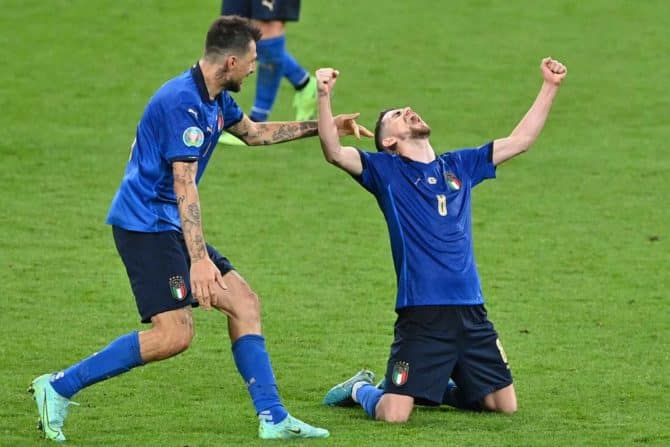 Italiens Verteidiger Francesco Acerbi (L) und Italiens Mittelfeldspieler Jorginho feiern nach der Verlängerung im Fußball-Achtelfinalspiel der UEFA EURO 2020 zwischen Italien und Österreich im Wembley-Stadion in London am 26. Juni 2021. (Foto: JUSTIN TALLIS / POOL / AFP)