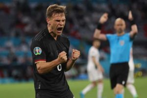 Deutschlands Mittelfeldspieler Joshua Kimmich ist der neue DFB-Kapitän mit deutsche Binde - hier bei der EM 2021 (Foto: ALEXANDER HASSENSTEIN / POOL / AFP)