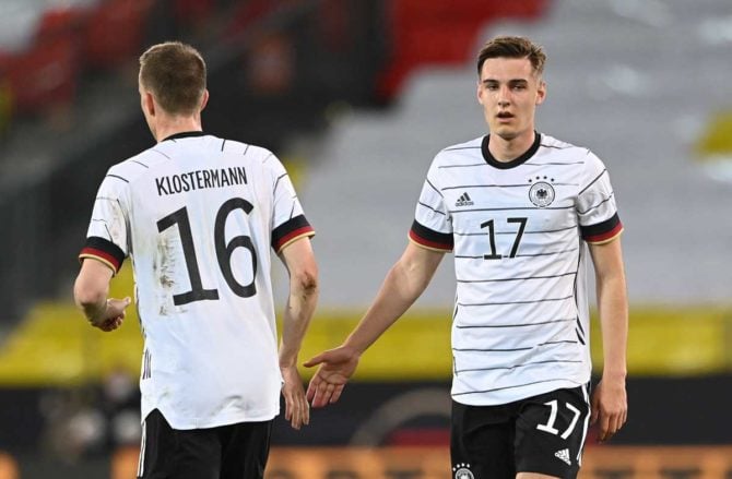 Deutschlands Verteidiger Lukas Klostermann (L) und Deutschlands Mittelfeldspieler Florian Neuhaus(R) laufen während des Fußball-Freundschaftsspiels Deutschland gegen Dänemark am 2. Juni 2021 in Innsbruck, Österreich, in Vorbereitung auf die UEFA-Europameisterschaft auf das Spielfeld. Christof STACHE / AFP