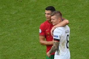 Portugals Stürmer Cristiano Ronaldo (L) und Deutschlands Mittelfeldspieler Toni Kroos (R) am Ende des Fußballspiels UEFA EURO 2020 Gruppe F zwischen Portugal und Deutschland in der Allianz Arena in München am 19. Juni 2021. (Foto: Matthias Hangst / POOL / AFP)